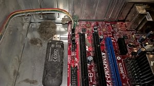 Ļoti putekļains dators, kas sen nav tīrīts